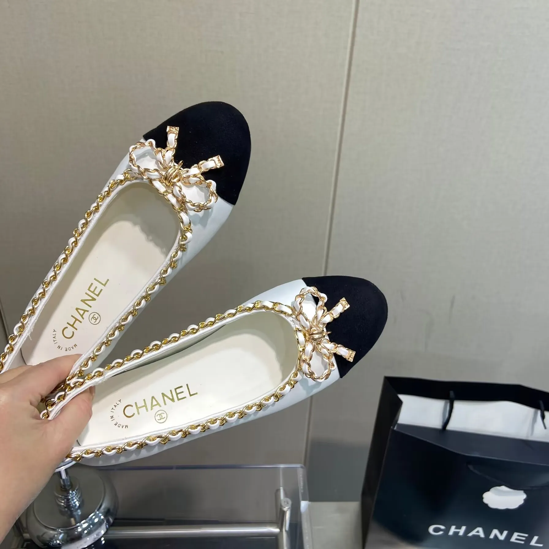 👟👟Ex-factory price 460👟👟 Women's Shoes Women's Clothing CHANEL Chanel 2025 Counter New Limited Edition New on Official Website World Premiere CHANEL Chanel 🔥50SS-Chain Mary Jane/CHANEL Beauty Shoes/chanel Shoe Control/chanel Mary Jane Little Red Book Be the first to log in Chanel counters hotly recommend new autumn and winter Mary Jane/shoe cabinet new products🌟 ➤ Original mold opening and purchasing version ➤ Imported cowhide ➤ Foot pad sheepskin ➤ Private film genuine leather outsole ➤ Full set of counter packaging Size: 35-41 40 41 Customized, non-refundable and non-exchangeable